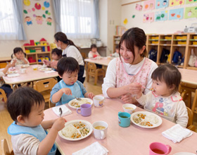 園児と保育士の給食を食べている