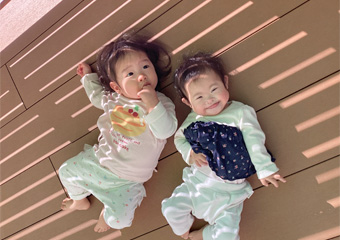 ベンチで座ってる園児