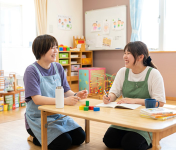 保育士同士で談笑している写真