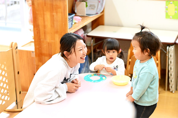 保育士が園児にとの交流している様子